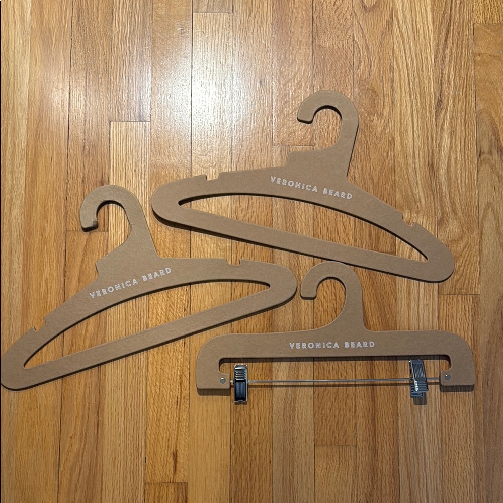 VERONICA BEARD 3 Cardboard Hangers